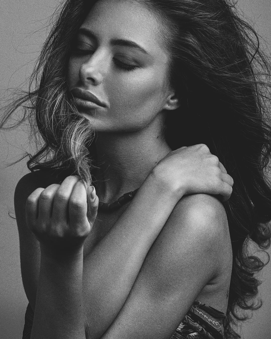 Black and white portrait of Cynthia, a model with long hair, captured by filmmaker Jean-Claude Dib.